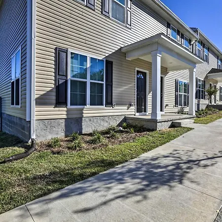 Ideally Located And Elegant Condo With Balcony!